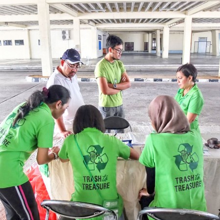 Members of the public bringing in their recyclables during the Trash to Treasure (T3) campaign at the Hassanal Bolkiah National Stadium, Berakas yesterday. Courtesy of Asia Inc Forum