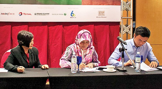 Representatives from JASTRe and Daikyo signing the agreement for the ‘Trash to Treasure Campaign’ as Nanette Ramos from Asia Inc Forum looks on