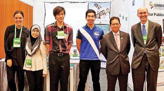 Minister of Development, Pehin Orang Kaya Indera Pahlawan Dato Seri Setia Awg Hj Suyoi bin Hj Osman, at the US Embassy booth with the US Ambassador to Brunei Darussalam, Daniel Shields, and speaker Erin Schrode